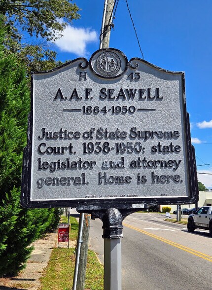 202 W Main St, Sanford, NC à vendre - Photo du bâtiment - Image 3 de 62