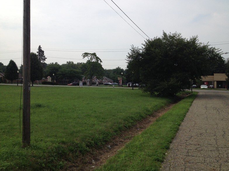 8743 E Market St, Warren, OH à vendre - Photo du bâtiment - Image 2 de 2