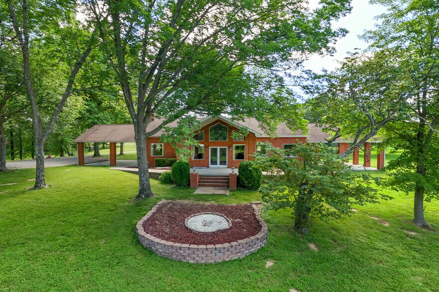 208 Silver Bullet Dr, Carbondale, IL for sale - Primary Photo - Image 1 of 23