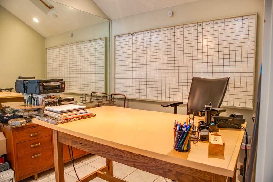 5008 Locust St, Bellaire, TX for sale - Interior Photo - Image 2 of 7