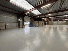 Industrial in Saint-Pierre-du-Perray for lease Interior Photo- Image 2 of 15