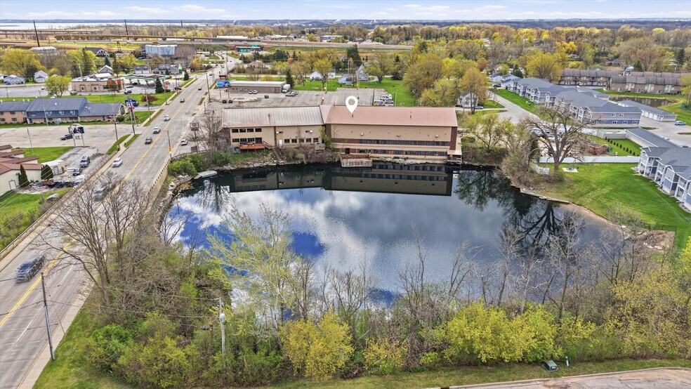2107 Velp Ave, Green Bay, WI à vendre - Photo du bâtiment - Image 2 de 29