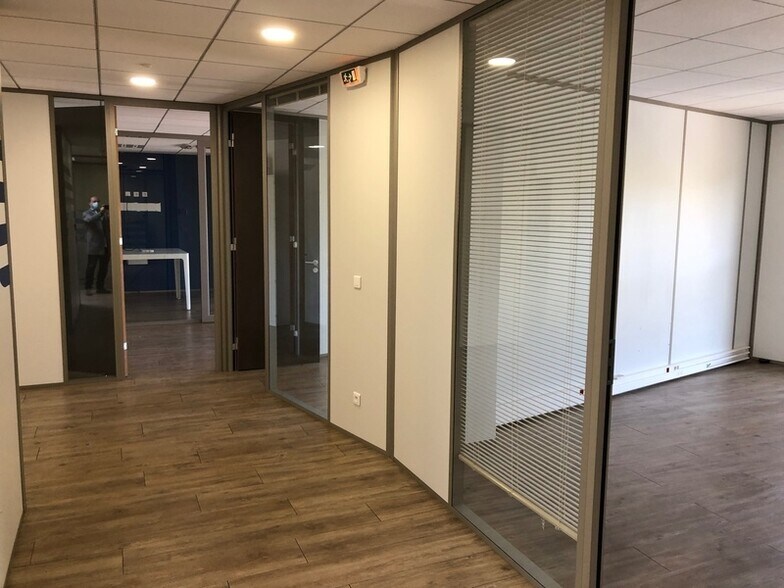 Office in Rillieux-la-Pape for lease - Building Photo - Image 3 of 8
