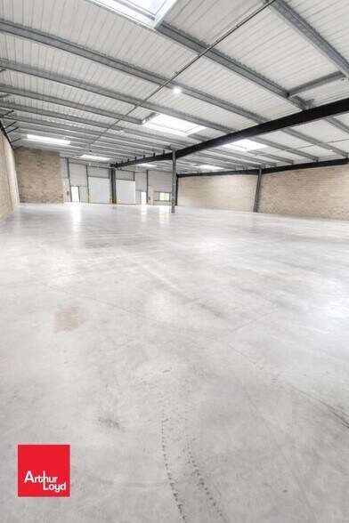 Flex in Dreux for lease - Interior Photo - Image 3 of 7