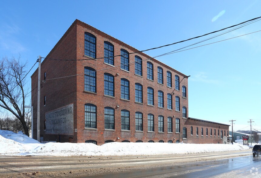 317 W First St, Oswego, NY à louer - Photo du bâtiment - Image 2 de 14