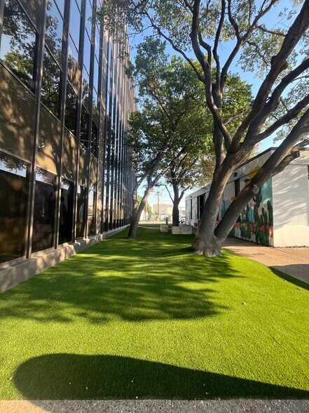 13740 Midway Rd, Farmers Branch, TX à louer - Photo du bâtiment - Image 3 de 9