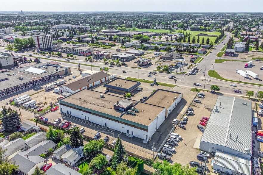 5704 44 St, Lloydminster, AB à louer - Photo du bâtiment - Image 2 de 21