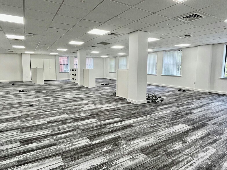 Claypit Ln, Leeds for lease - Interior Photo - Image 3 of 9