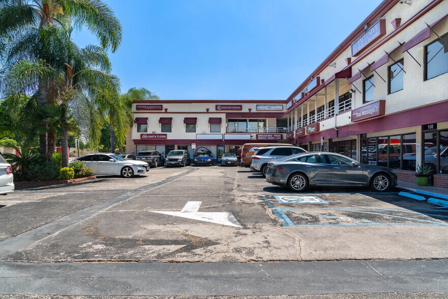 23942-23945 Lyons Ave, Santa Clarita, CA à vendre - Photo du bâtiment - Image 3 de 22