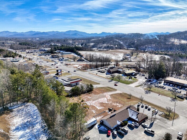 0.80 acre US Hwy 64, Hayesville, NC à vendre - Photo du bâtiment - Image 2 de 20