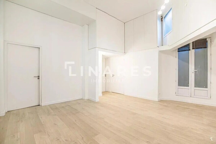 Retail in VAUFRÈGE for lease - Interior Photo - Image 2 of 11