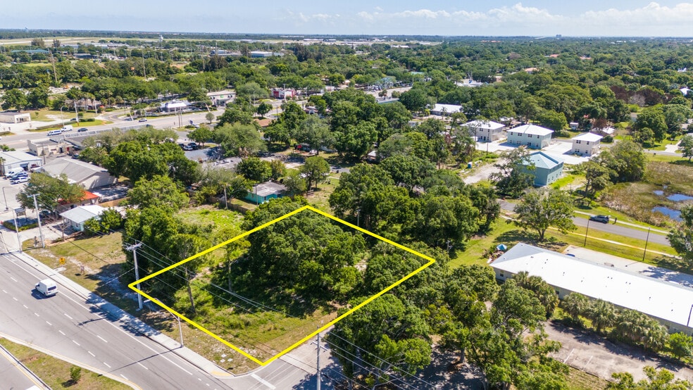1906 43rd Ave, Vero Beach, FL for sale - Primary Photo - Image 1 of 8