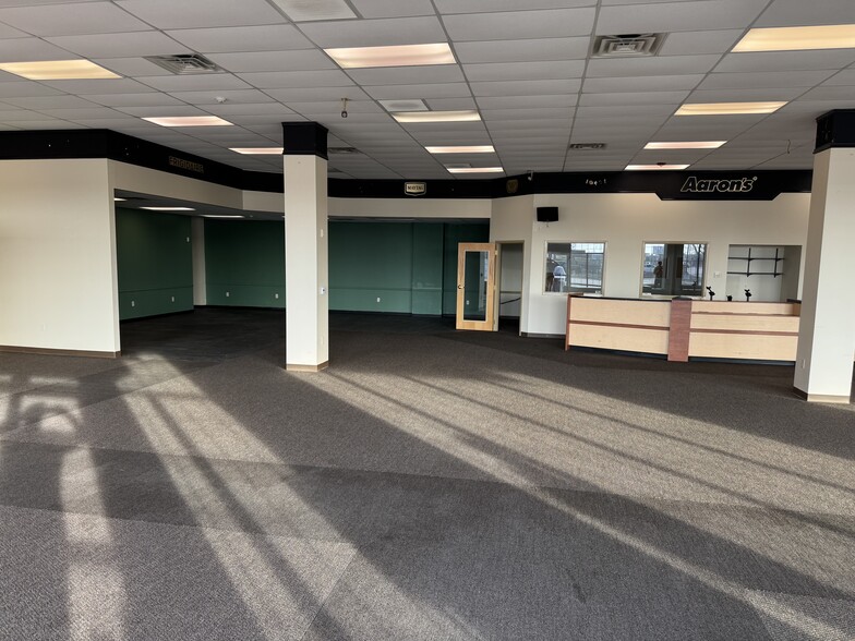 1418 E 4th Ave, Hutchinson, KS for sale - Building Photo - Image 3 of 17