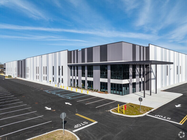 Old Nichols Commerce Ctr, Islandia, NY à louer - Photo du bâtiment - Image 1 de 16