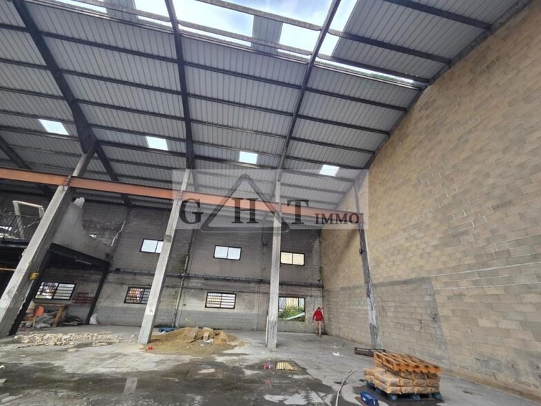 Industrial in Sarcelles for lease - Interior Photo - Image 2 of 2