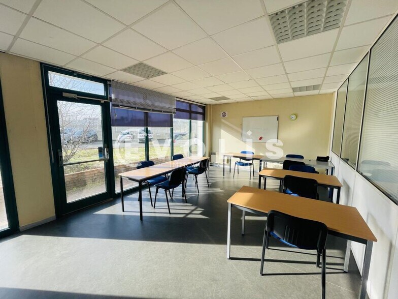 Office in Melun for lease - Interior Photo - Image 2 of 5