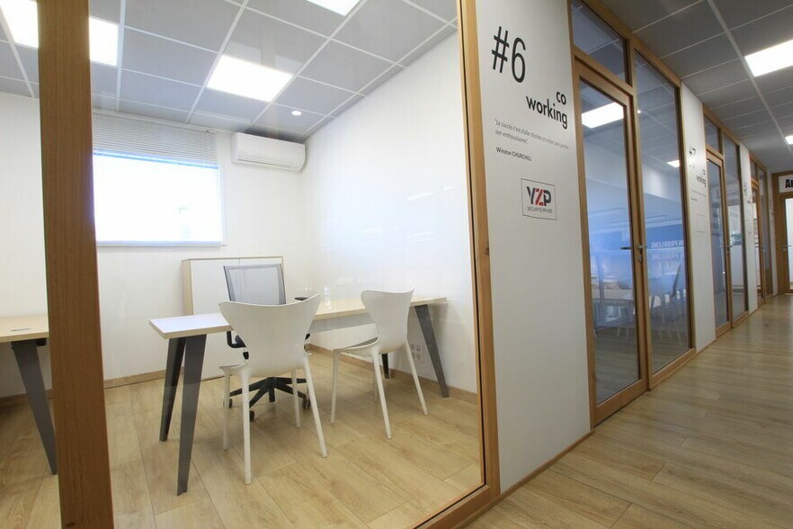 Office in Saint-Just for lease - Interior Photo - Image 2 of 6