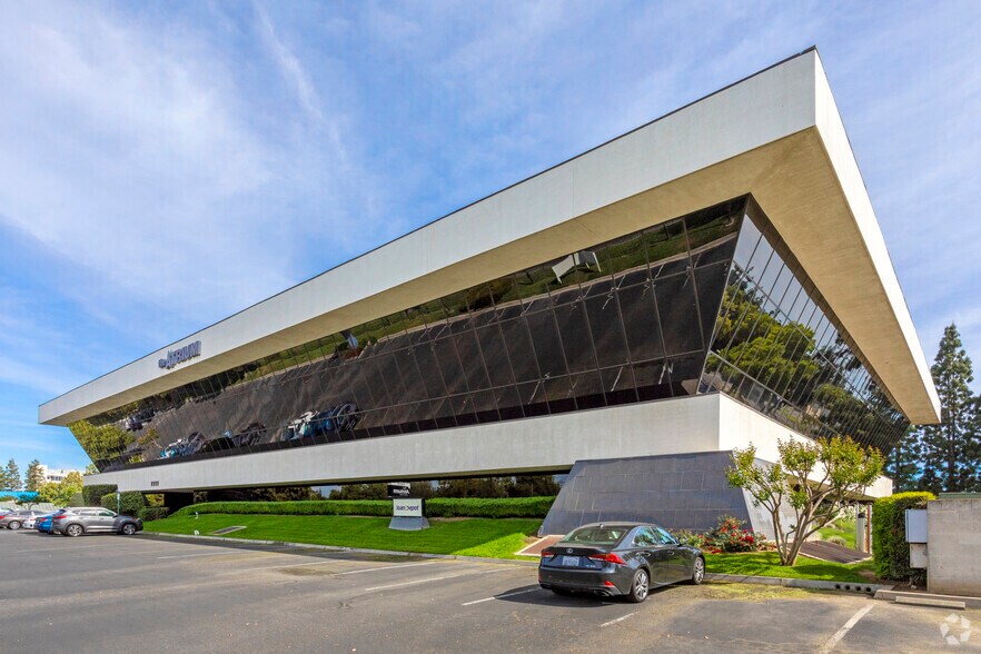 1111 E Herndon Ave, Fresno, CA à louer - Photo du bâtiment - Image 3 de 6