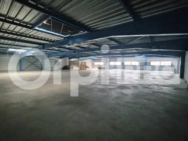 Flex in Reims for lease - Interior Photo - Image 3 of 12