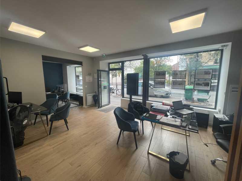 Retail in Paris for lease Interior Photo- Image 1 of 9