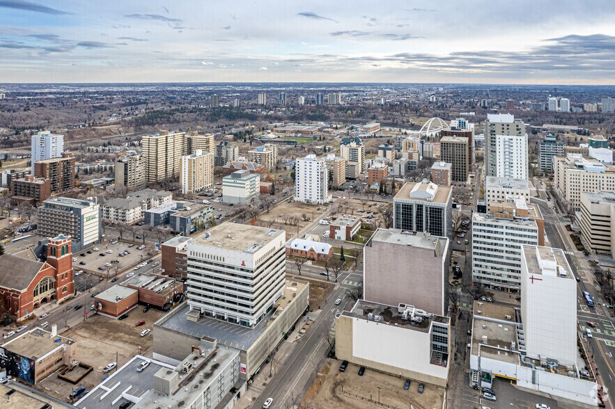 10025 106th St NW, Edmonton, AB à vendre - Aérien - Image 3 de 12