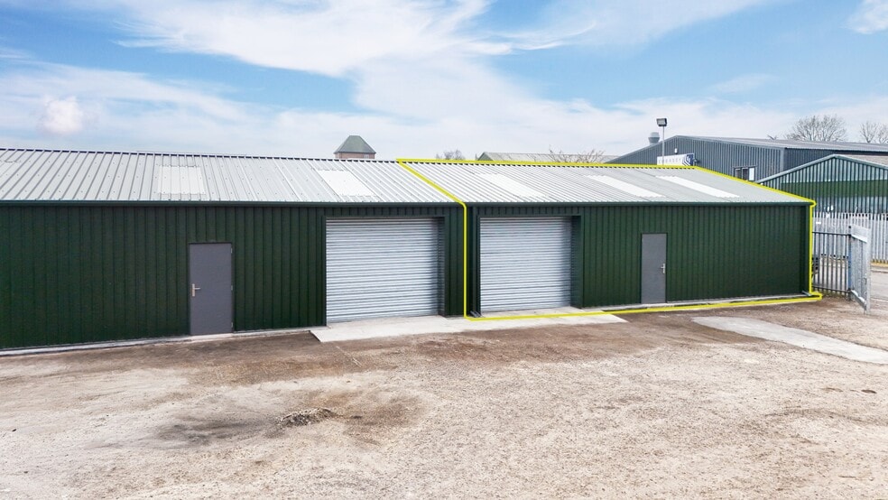 39 Cedar Close, Shrewsbury for lease - Building Photo - Image 2 of 4