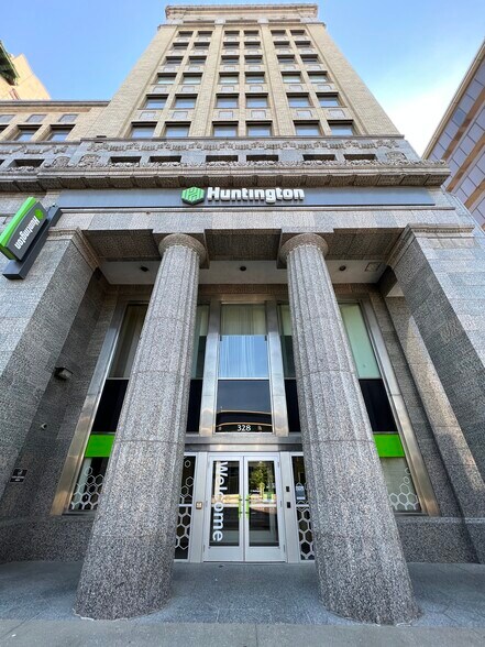 328 S Saginaw St, Flint, MI à louer - Photo du bâtiment - Image 3 de 5