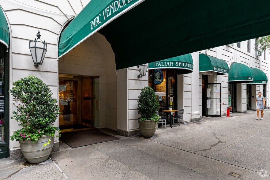 332-350 W 57th St, New York, NY à vendre - Photo du bâtiment - Image 3 de 35