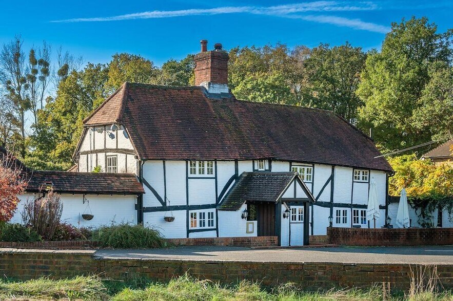 125 Windsor Rd, Chobham à vendre - Photo du bâtiment - Image 2 de 9