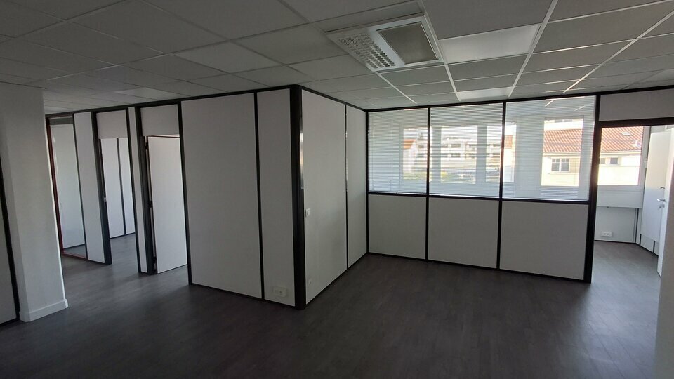 2-4 Rue Du Colonnel Chambonnet, Bron for lease - Interior Photo - Image 3 of 7
