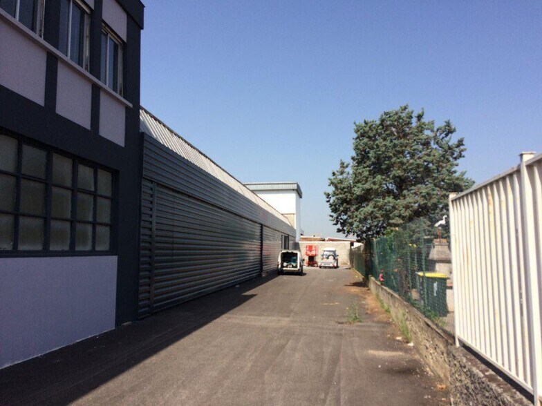 Flex dans Décines-Charpieu à louer - Photo du bâtiment - Image 3 de 4