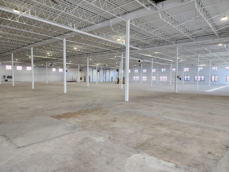 5655-5695 Rue Ferrier, Mont-Royal, QC for sale - Building Photo - Image 3 of 9