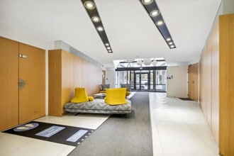 90-94 Rue De Villiers, Levallois-Perret for lease Lobby- Image 1 of 7