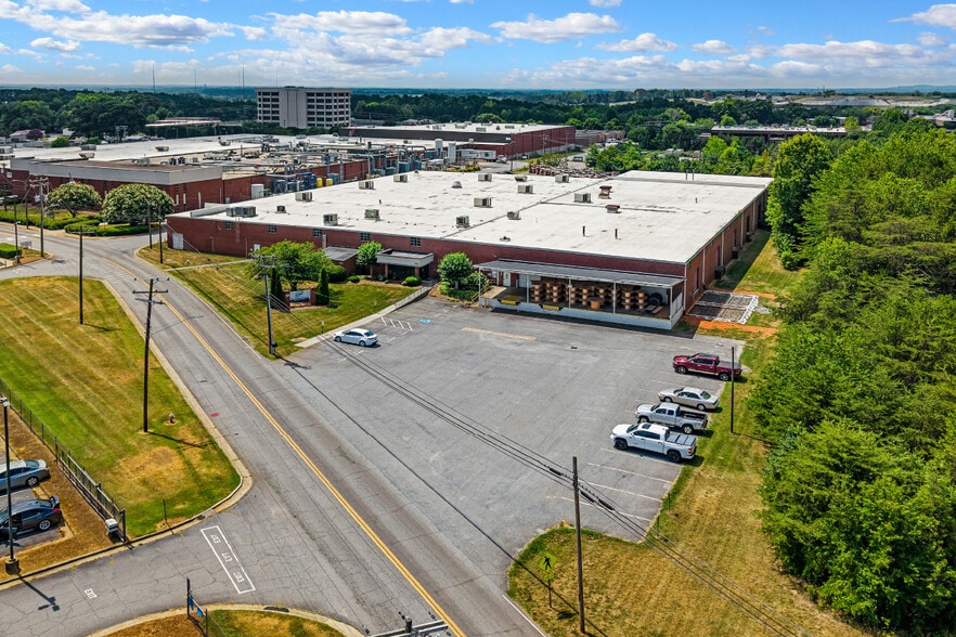 1860 Main Ave SE, Hickory, NC for sale - Building Photo - Image 1 of 7