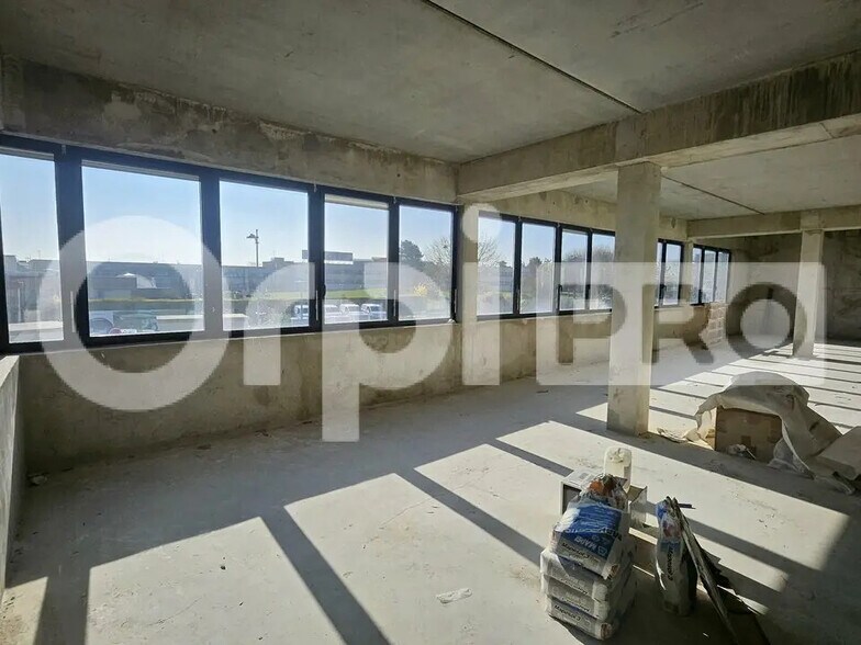 Office in Tinqueux for lease - Interior Photo - Image 3 of 5