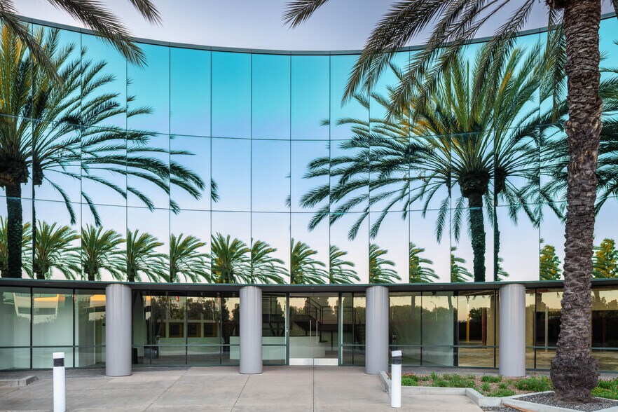 2885 Loker Ave E, Carlsbad, CA à louer - Photo du bâtiment - Image 3 de 10