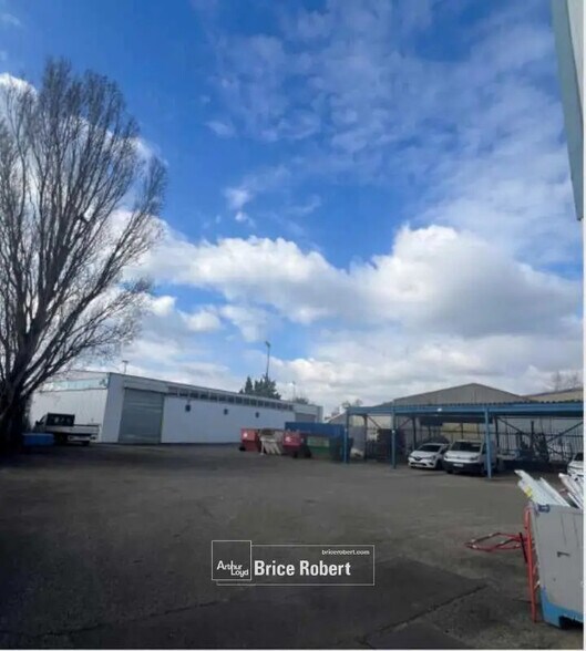 Bureau dans Vaulx-en-Velin à louer - Photo du bâtiment - Image 1 de 1