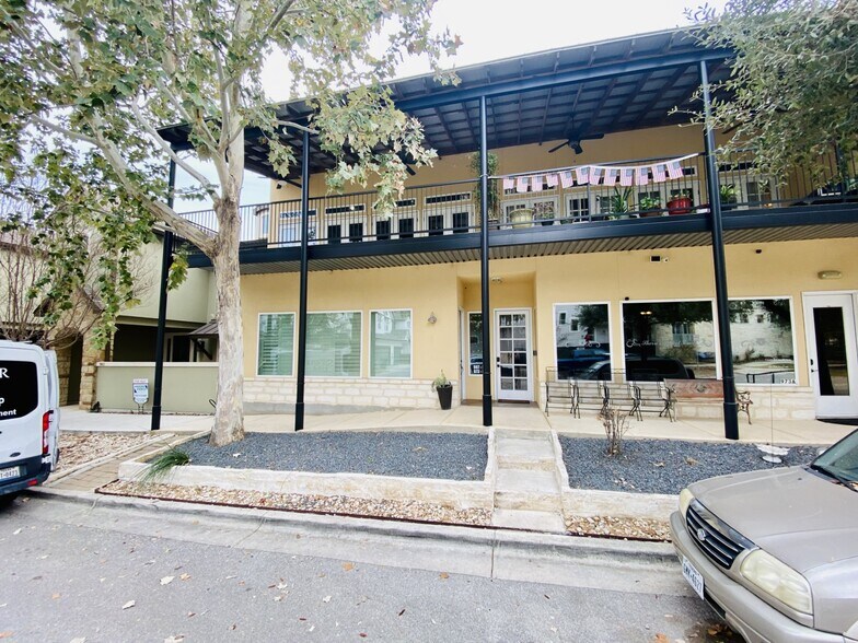 967 Academy, New Braunfels, TX à louer - Photo du bâtiment - Image 2 de 8