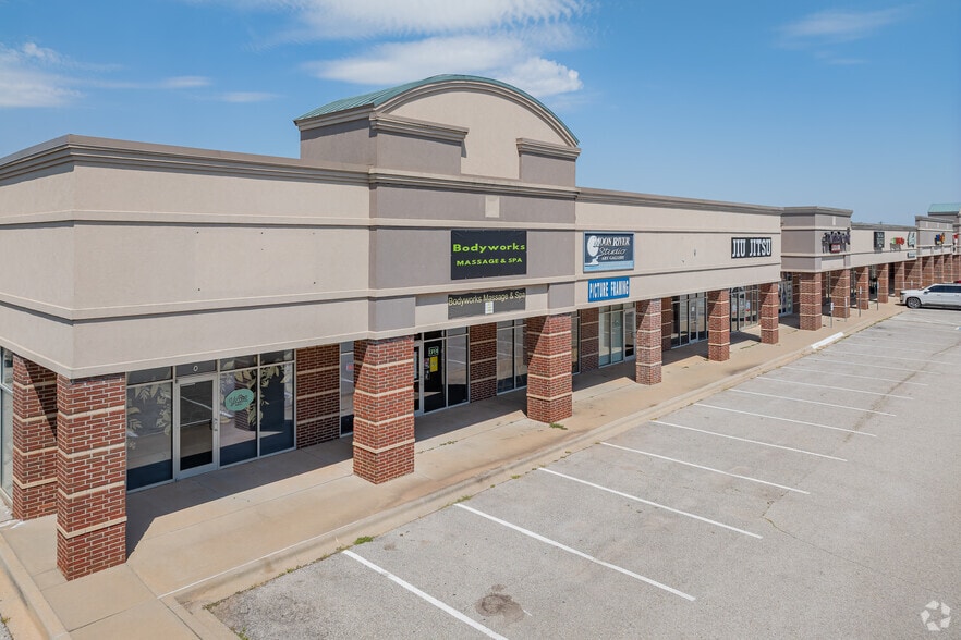 331 S Cemetery Rd, Yukon, OK for lease - Primary Photo - Image 1 of 6