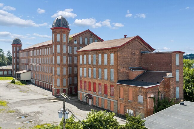 Plus de détails pour Large-Scale Industrial or Redevelopment – aux enchères, New York Mills, NY