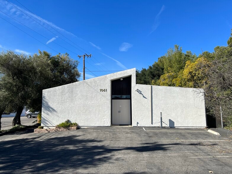 1061 Valley Sun Ln, La Cañada Flintridge, CA for lease - Building Photo - Image 3 of 14