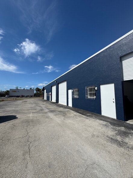 2323 Bruner Ln, Fort Myers, FL for lease - Building Photo - Image 2 of 12