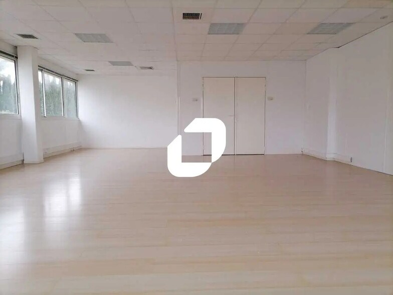 Office in Baillargues for lease - Building Photo - Image 2 of 14