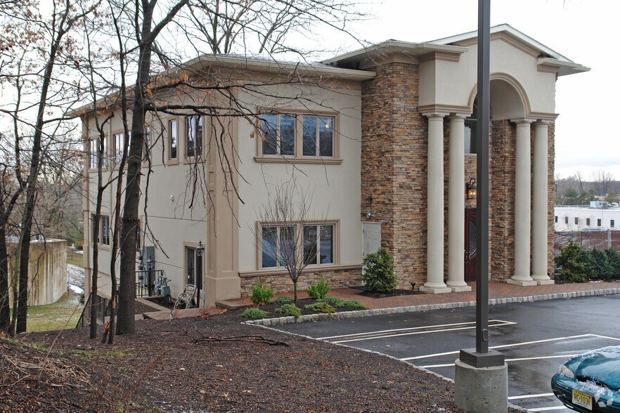 110 E Ridgewood Ave, Paramus, NJ à vendre - Photo du bâtiment - Image 3 de 23