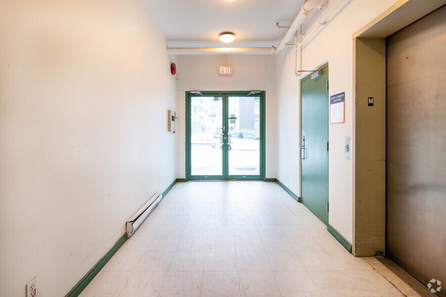 68 E 1st Ave, Vancouver, BC à louer - Hall d’entrée - Image 2 de 7