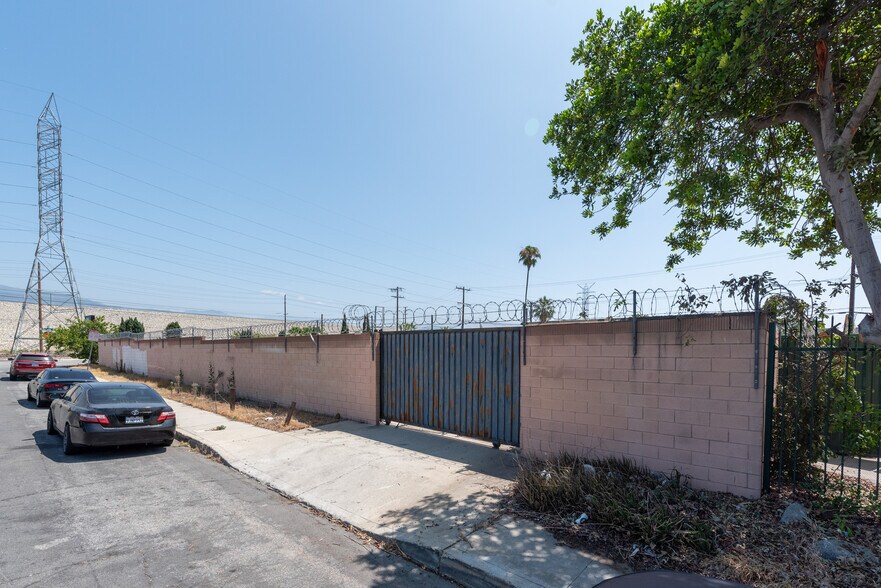 15204 Arrow Hwy, Baldwin Park, CA à vendre - Photo du bâtiment - Image 2 de 22