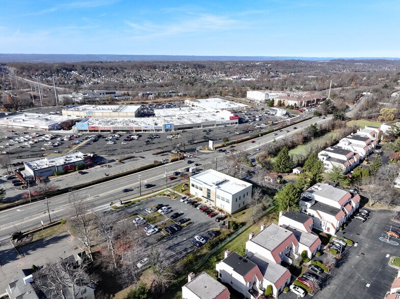 456 Prospect Ave, West Orange, NJ à vendre - Photo du bâtiment - Image 3 de 6