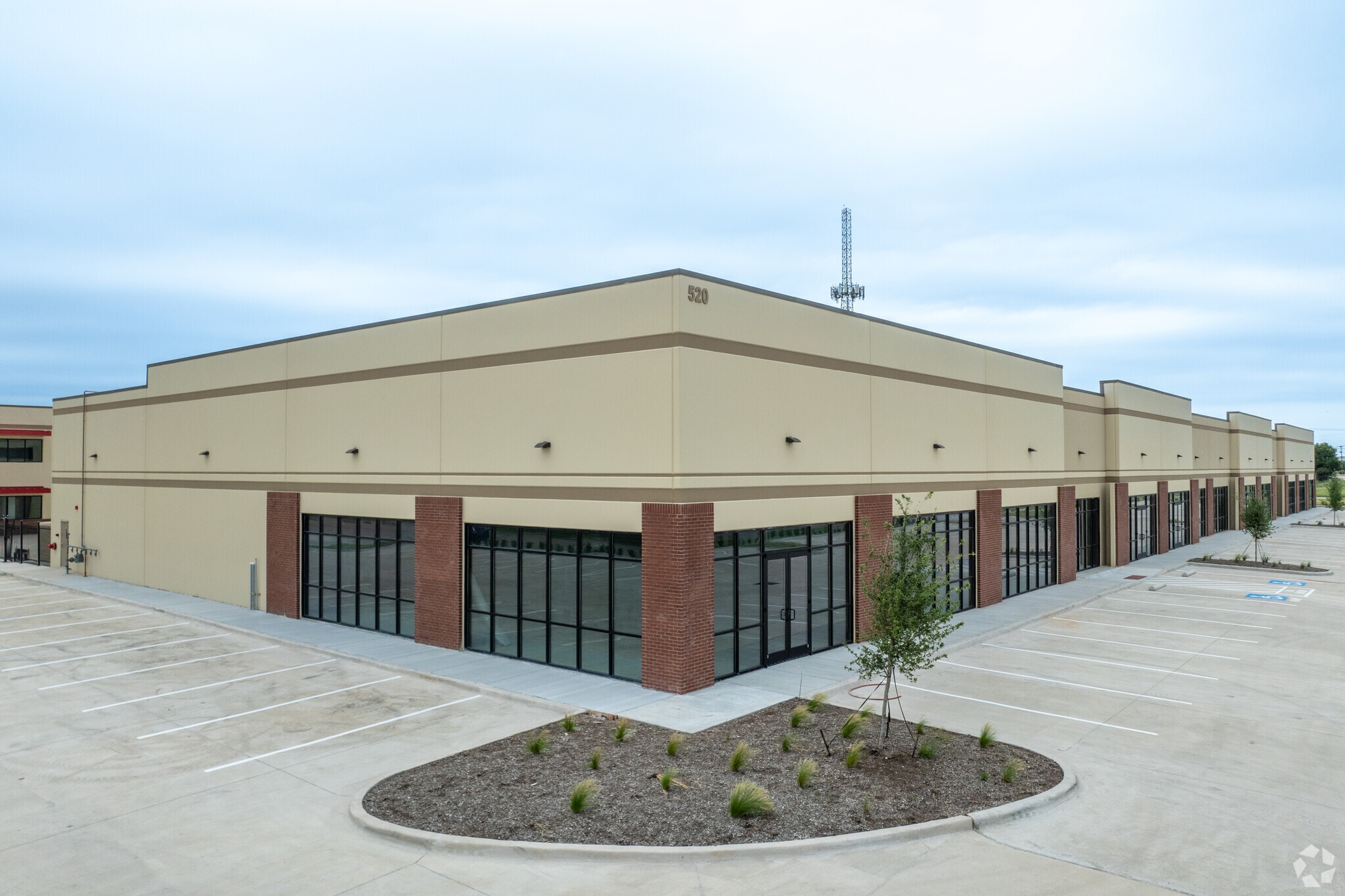 520 S Great Southwest Pky, Grand Prairie, TX for lease Primary Photo- Image 1 of 5
