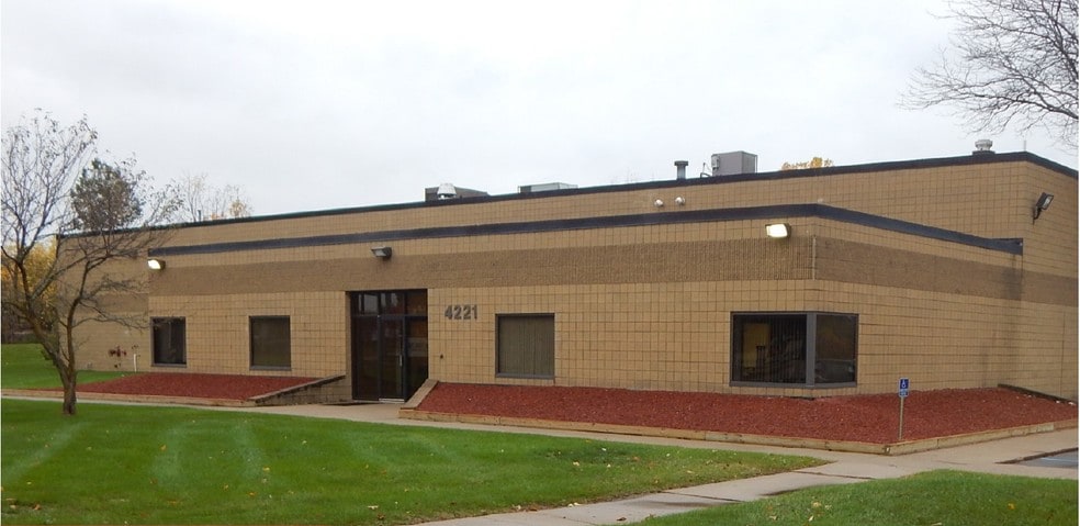 4221 James P Cole Blvd, Flint, MI à louer - Photo du bâtiment - Image 1 de 6