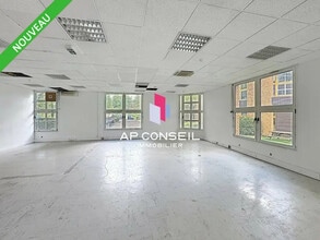Flex in Montigny-le-Bretonneux for lease Building Photo- Image 1 of 8